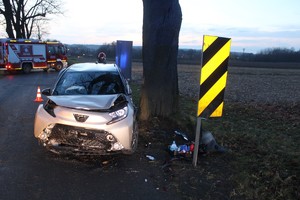 na zdjęciu rozbity samochód przy drzewie