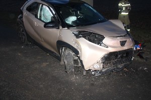 na zdjęciu rozbity samochód przy drzewie