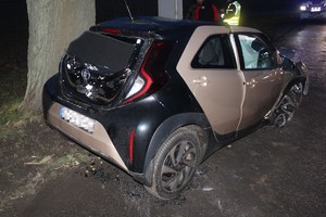 na zdjęciu rozbity samochód przy drzewie