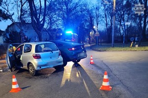 Na zdjęciu Pojazdy biorące udział w zdarzeniu za nimi wóz straży pożarnej