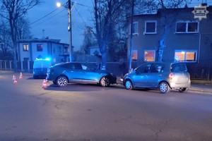 Na zdjęciu radiowóz i dwa pojazdy biorące udział w zdarzeniu