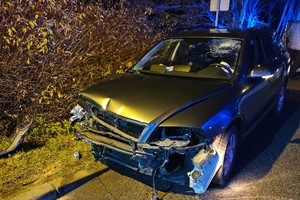 na zdjęciu pojazd z uszkodzeniami