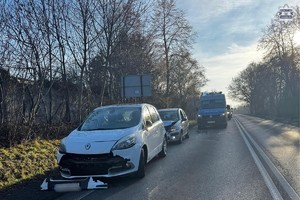 na zdjęciu samochody na jezdni