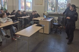na zdjęciu dzielnicowi w sali z uczniami w trakcie spotkania