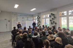 na zdjęciu dzielnicowi w sali z uczniami w trakcie spotkania