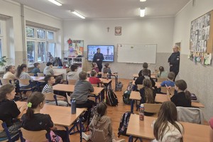 na zdjęciu dzielnicowi w sali z uczniami w trakcie spotkania