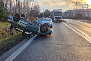 na zdjęciu pojazd na dachu, za nim radiowóz