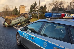 na zdjęciu pojazd na dachu i radiowóz