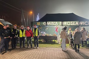 na zdjęciu policjanci z uczestnikami świątecznej imprezy plenerowej