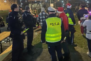 na zdjęciu policjanci z uczestnikami świątecznej imprezy plenerowej
