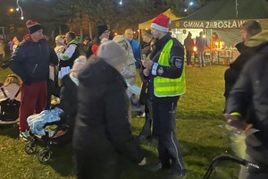 na zdjęciu policjanci z uczestnikami świątecznej imprezy plenerowej