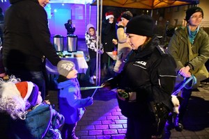 na zdjęciu policjanci z uczestnikami świątecznej imprezy plenerowej