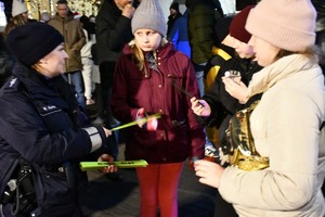 na zdjęciu policjanci z uczestnikami świątecznej imprezy plenerowej