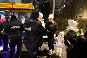 na zdjęciu policjanci z uczestnikami świątecznej imprezy plenerowej