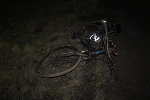 na zdjęciu uszkodzony rower leżący na trawie