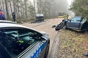 na zdjęciu miejscu zdarzenia, gdzie stoją pojazdy, radiowozy i osoby