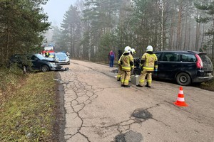 na zdjęciu miejscu zdarzenia, gdzie stoją pojazdy, radiowozy i osoby