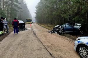 na zdjęciu miejscu zdarzenia, gdzie stoją pojazdy, radiowozy i osoby