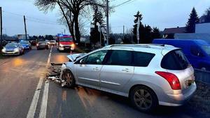 na zdjęciu samochód z rozbitym przodem na drodze i inne pojazdy
