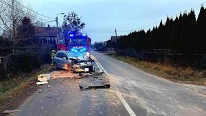 na zdjęciu samochód z rozbitym przodem na drodze i inne pojazdy