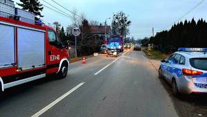 na zdjęciu samochód z rozbitym przodem na drodze i inne pojazdy