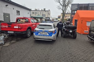 na zdjęciu radiowóz, quad i wóz strażacki na terenie jarmarku