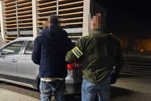 na zdjęciu policjant po cywilu z zatrzymanym