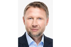 na zdjęciu minister spraw wewnętrznych i administracji