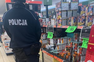 policjant przy stoisku z fajerwerkami
