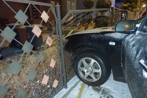 na zdjęciu samochód wbity w ogrodzenie