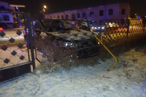 na zdjęciu samochód wbity w ogrodzenie