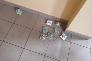 na zdjęciu kontakty elektryczne na ziemi