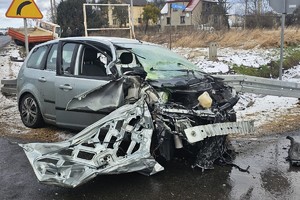 na zdjęciu rozbity samochód na jezdni