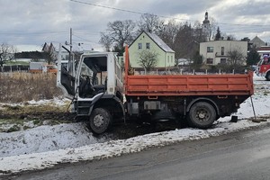 na zdjęciu samochód ciężarowy nad rowem