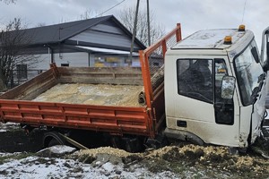 na zdjęciu samochód ciężarowy w rowie