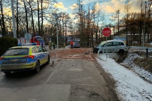 na zdjęciu radiowóz na jezdni, za nim rozbity samochód osobowy