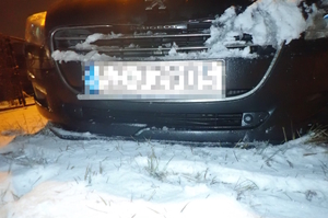 na zdjęciu przód samochodu z uszkodzeniami