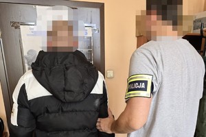na zdjęciu policjant z zatrzymanym