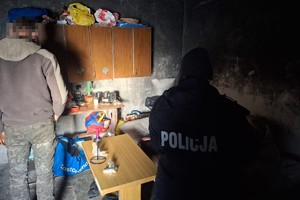 na zdjęciu policjantka i mężczyzna w budynku