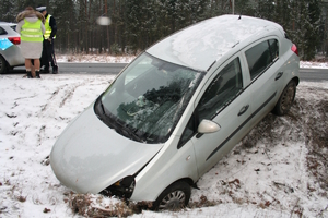 na zdjęciu samochód w rowie