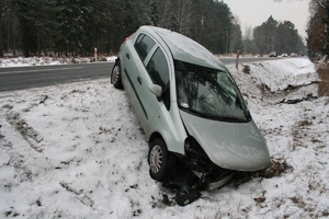 na zdjęciu samochód w rowie