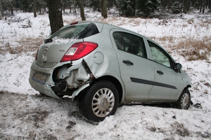 na zdjęciu samochód w rowie
