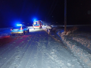 na zdjęciu radiowóz, wóz strażacki na jezdni, obok w rowie samochód osobowy
