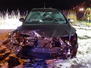 na zdjęciu samochód osobowy z rozbitym przodem