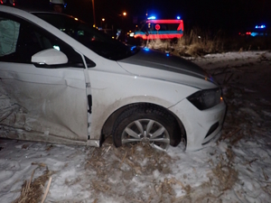 na zdjęciu biały samochód z uszkodzeniami