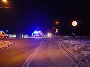 na zdjęciu skrzyżowanie i pojazdy po zmroku