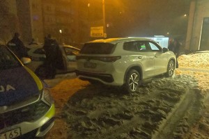 na zdjęciu samochody obok których stoją ludzie