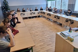 na zdjęciu młodzież w ławkach szkolnych