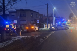 Na zdjęciu skrzyżowanie na którym stoi karetka pogotowia samochód przy ogrodzeniu i radiowóz policyjny