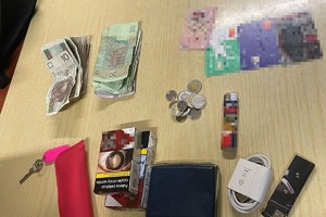 na zdjęciu skradzione rzeczy i gotówka na blacie stolika